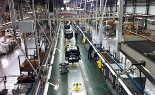 Ligne de production de l'entreprise MIA Electric à Cerizay, dans les Deux-Sèvres, le 19 février 2012.