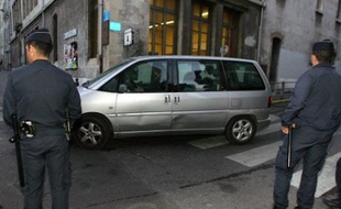 Mama Galledou, grièvement brûlée dans l'incendie criminel d'un bus à Marseille le 28 octobre 2006, a réclamé jeudi devant le tribunal pour enfants de Marseille des explications aux deux jeunes incendiaires présumés, jugés à huis clos, a indiqué l'avocat de la victime.