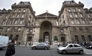Le haut responsable de la police parisienne arrêté mercredi a été mis en examen vendredi à Paris, notamment pour "corruption" et "abus de biens sociaux" et placé sous contrôle judiciaire, a indiqué à l'AFP une source judiciaire.