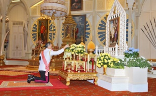 Le prince héritier Maha vajiralongkorn présente ses respects à feu son père le roi Bhumibol Adulyadej
