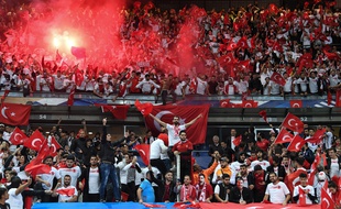 Les supporters turcs pendant la rencontre au Stade de France face aux Bleus, le 14 octobre 2019.