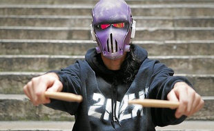 L'artiste de rue, batteur, masqué à Lyon, le 13 décembre 2012. CYRIL VILLEMAIN/20 MINUTES