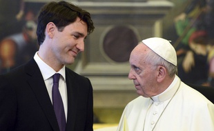 Le Premier ministre canadien Justin Trudeau et le pape François, au Vatican, le 29 mai 2017.