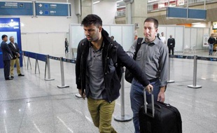 David Miranda, compagnon du journaliste du Guardian lié aux révélations Snowden, détenait lors de son arrestation à Heathrow 58.000 documents classifiés "détournés" dont la révélation menacerait "la sécurité nationale du Royaume-Uni", a affirmé vendredi le gouvernement devant la justice.