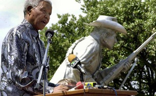 Nelson Mandela le 6 mars 2002, lors de l'inauguration d'une statue de Daniel Theron, un commandant boer tué pendant la guerre des Boers en 1900
