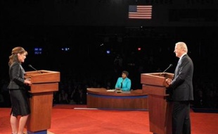 Les candidats à la vice-présidence des Etats-Unis, Joe Biden et Sarah Palin ont sauvé l'essentiel jeudi en évitant toute gaffe majeure lors de leur débat télévisé, le démocrate apparaissant solide sur les dossiers économiques et internationaux tandis que la républicaine jouait sur la carte de la séduction et de la spontanéité.