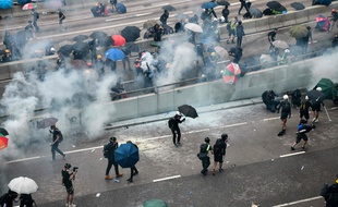 La police hongkongaise a tiré des gaz lacrymogènes pour tenter de disperser une manifestation prodémocratie interdite près des bâtiments du gouvernement local.