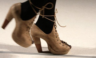 L'industrie de la chaussure au Portugal affiche en 2011 des taux de croissance record grâce à des produits novateurs qui se sont imposés à l'international, alors que le pays mise sur les exportations pour relancer son économie durement frappée par la crise.