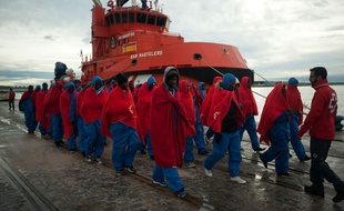 Des migrants secourus par les autorités espagnoles, à leur arrivée au port de Malaga le 23 novembre 2018.