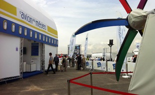 «L'avion des métiers», nouvel espace d'exposition dédié aux métiers de l'aéronautique qui recrutent en 2013 au salon du Bourget.