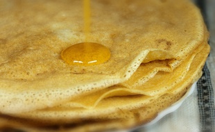 Le prévenu aurait frappé sa compagne pour des grumeaux dans la pâte à crêpes (illustration).