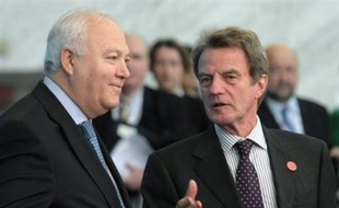Le chef de la diplomatie française Bernard Kouchner a expliqué jeudi qu'un ministre des Affaires étrangères devait savoir "avaler son chapeau" quand la normalisation des relations avec certains pays, comme la Libye, était en jeu, même si ce n'était "pas toujours facile".