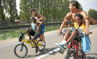 Certains jeunes acteurs du film La Cité rose sont originaires de cette banlieue.