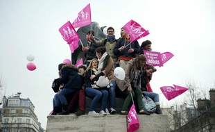Des jeunes manifestants anti-mariage pour tous, place de Denfert-Rochereau, dimanche 13 janvier.