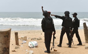 Des militaires patrouillent sur la plage de Grand Bassam en Côte d'Ivoire, le 14 mars 2016