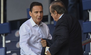 Eric Besson dans les tribunes du Parc des Princes à l'occasion du match PSG-Arsenal, le 13 septembre 2016.