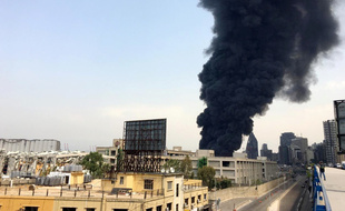 Une épaisse fumée noire s'est répandue dans le ciel de Beyrouth