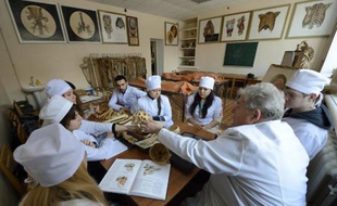 Des étudiants de l'université de médecine de Donetsk, classée l'an dernier comme la meilleure d'Ukraine, suivent un cours d'anatomie, le 5 décembre 2014