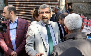 Le célèbre avocat turc Tahir Elçi s'exprime lors d'un rassemblement, peu avant d'être abattu, le 28 novembre 2015 à Diyarbakir, dans le sud-est de la Turquie