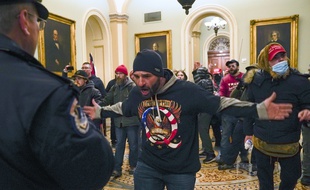 Le 6 janvier dernier, des militants pro-Trump, dont des sympathisants QAnon, ont envahi le Capitole pour s’opposer à l’élection de Joe Biden et soutenir le président sortant Donald Trump