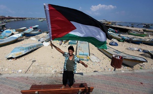 Un enfant palestinien agite un drapeau