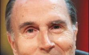 Un électeur originaire de Château-Chinon (Nièvre), le fief de François Mitterrand, affirme continuer à voter pour l'ancien président, décédé début 1996 et qui avait quitté le pouvoir quelques mois plus tôt, à chaque élection présidentielle, grâce à un stock de bulletins d'époque.