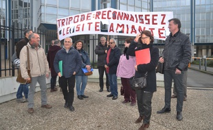 L'intersyndicale s'est réunie ce midi devant les services du ministère des finances, rue Gaston-Doumergue à Nantes