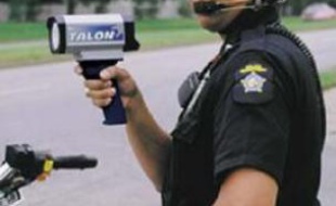 Un policier qui contrôle le respect des limitations de vitesse