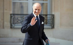 Le ministre français des Affaires étrangères, Laurent Fabius, a jugé jeudi "déplacé" d'attaquer la chancelière allemande conservatrice Angela Merkel, interrogé sur un récent texte des socialistes français dénonçant "la chancelière de l'austérité".