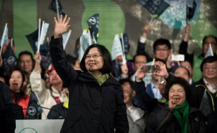 La candidate du Parti démocrate progressiste Tsai Ing-wen (C) célèbre sa victoire le 16 janvier 2016 à Taipei