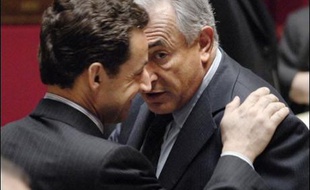 Nicolas Sarkozy a fait samedi de nouvelles avances à la gauche, ciblant cette fois le sommet du PS: il soutient Dominique Strauss-Kahn pour diriger le FMI et propose à Jack Lang de réfléchir à la réforme des institutions, au risque de déboussoler un peu plus ce parti.