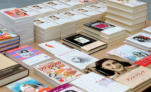 Différentes éditions en japonais du «Journal d'Anne Frank».