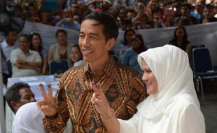 Joko Widodo (g), gouverneur de Jakarta et son épouse Iriana Widodo (d) votent dans la capitale indonésienne le 9 juillet 2014