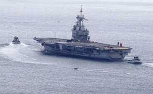 Le porte-avions français «Charles-de-Gaulle» quitte son port d'attache de Toulon, le 20 mars 2011.