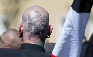 Image d'archives d'un ultra-nationaliste d'extrême-droite à Dresdes en Allemagne, le 7 juin 2014, avant l'ouverture d'une manifestation de "Zukunft Statt Uebergremdung"