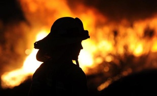 Un millier de pompiers luttaient jeudi contre un incendie à l'est de Los Angeles, qui a fait cinq blessés et entraîné l'évacuation de 1.800 personnes, ont annoncé les autorités.