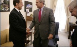 La polémique enfle autour de la visite de Nicolas Sarkozy aux Etats-Unis à l'occasion du 11 septembre et de sa rencontre avec George Bush, très critiquée par les ténors socialistes et du centre, et jusque dans son propre camp, un ministre l'invitant "à maîtriser son verbe".