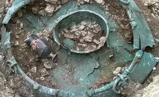 Un chaudron à vin de l'Âge de Bronze mis au jour à Lavau, en mars 2015. AFP PHOTO / PASCALE MOLLARD