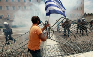 Le Parlement grec, où a été voté mercredi 29 juin le nouveau de plan de rigueur, est devenu le principal théâtre des affrontements entre manifestants et force de l'ordre.