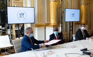 La signature de la « charte des principes »