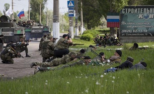 Des séparatistes pro-russes en alerte à Sloviansk, en Ukraine.