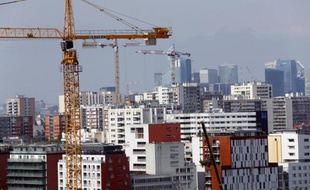 La construction de logements neufs en France a légèrement rebondi au cours des derniers mois, par rapport aux niveaux très faibles de l'année précédente, mais les facteurs d'une réelle reprise du secteur sont toujours absents.
