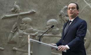 Le président français François Hollande au musée du Louvre, le 18 mars 2015