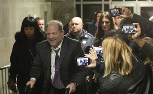 Harvey Weinstein sort du tribunal, à New York le 10 février 2020.