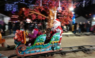 Des enfants sur un manège de Noël le 16 décembre 2012 aux Champs Elysées à Paris