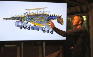 François Delarozière, directeur de la compagnie La Machine, devant une esquisse du dragon de Calais.