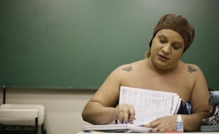 Un transsexuel assiste à un cours dans le cadre du programme municipal Trans Citoyenneté à Sao Paulo, le 30 mars 2015
