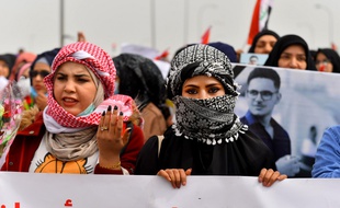 Des Irakiennes protestent contre le gouvernement dans la ville sainte de Najaf, le 19 février 2020.