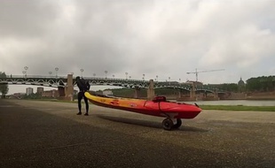François Granda à Toulouse lors de sa descente de la Garonne en kayak, en mai 2016.