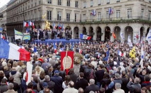 Reprenant le thème fétiche qui avait accompagné la montée du FN dans les années 1980, M. Le Pen a longuement dénoncé l'immigration, "demandant, exigeant, l'immigration-zéro, l'insécurité-zéro, la préférence nationale totale!" Il a notamment dénoncé les "régularisations massives" sur lesquelles vont selon lui déboucher "la grève des +sans-papiers+, c'est à dire des immigrés en situation irrégulière".